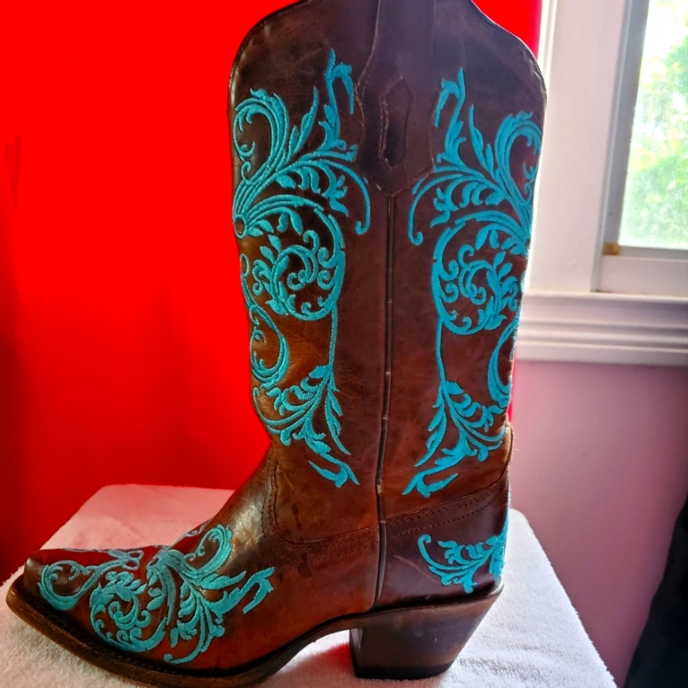 Gorgeous Brown Cowboy Boots with Turquoise embroidery!